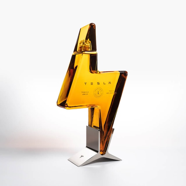 Teslaquila jadi produk Elon Musk yang bener-bener out of box! Awalnya cuma bercandaan kaya April Mop, tapi Elon Musk beneran bikin liquor ini bro!